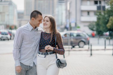 İki turist Polonya 'da romantik yaz tatillerinde eğleniyor - tatiller ve seyahat yaşam tarzı kavramı. Yolda yürüyen genç çift..
