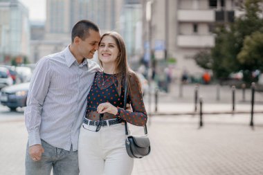 İki turist Polonya 'da romantik yaz tatillerinde eğleniyor - tatiller ve seyahat yaşam tarzı kavramı. Yolda yürüyen genç çift..