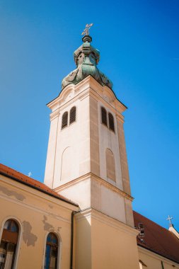 Szombath, Macaristan 13-08-23. Macaristan 'daki Szombath' tan geliyorum. Szombath mimarisi, kilise ve sokaklar. Szombath, Macaristan 'daki Aziz Elisabeth Kilisesi güneşli bir günde.