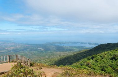 Mombacho 'dan geniş bir araziye bakan, panoramik bir gözlem noktasına giden toprak bir yol..