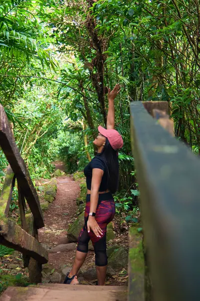 Mombacho volkanik doğa koruma sahasında spor giysileri giyen mutlu bir genç kadın.