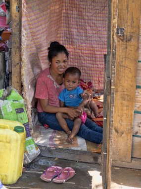 MIANDRIVAZO, MADAGASCAR - Kasım 02, 2022: Kulübesinde çocuğu olan zavallı bir kadın. Miandrivazo, Kasım 01.2022 Madagaskar