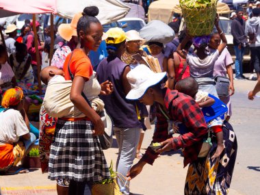 MADAGASCAR - 25 Kasım 2022: pazarda sırtında çocukları olan kadınlar. 25 Kasım 2022 Madagaskar
