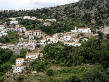 Cazibeli Dhermi kasabası, Arnavutluk 'un denizin yamaçlarında yer alıyor.