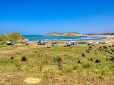 Arnavutluk 'un güzel bir körfezinde turist kervanları