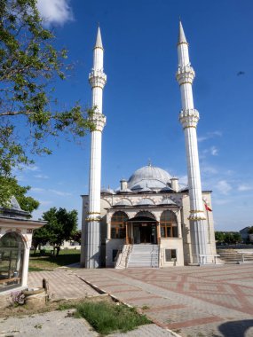 İki minaresi olan küçük bir cami. Bulgaristan