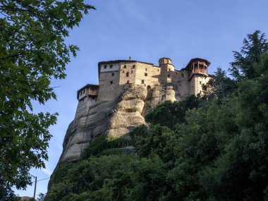 Meteora, Yunanistan 'ın Teselya Bölgesel Birimi' nde bulunan bir kaya oluşumudur. Doğu Ortodoks manastırlarının en büyük ve en dik yapılarından biridir. Meteora UNESCO listesine dahil edildi.
