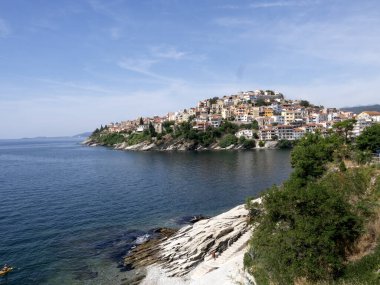 Yunanistan 'ın bir yamacına inşa edilmiş Nea Iraklitsa kasabasının manzarası