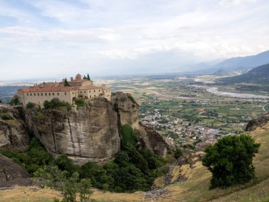 Meteora, Yunanistan 'ın Teselya Bölgesel Birimi' nde bulunan bir kaya oluşumudur. Doğu Ortodoks manastırlarının en büyük ve en dik yapılarından biridir. Meteora UNESCO listesine dahil edildi.