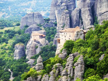 Meteora, Yunanistan 'ın Teselya Bölgesel Birimi' nde bulunan bir kaya oluşumudur. Doğu Ortodoks manastırlarının en büyük ve en dik yapılarından biridir. Meteora UNESCO listesine dahil edildi.