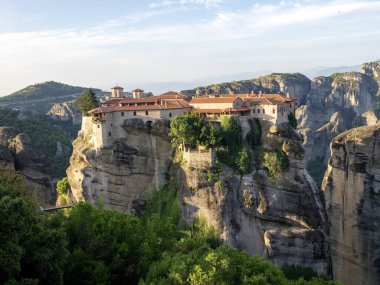 Meteora, Yunanistan 'ın Teselya Bölgesel Birimi' nde bulunan bir kaya oluşumudur. Doğu Ortodoks manastırlarının en büyük ve en dik yapılarından biridir. Meteora UNESCO listesine dahil edildi.