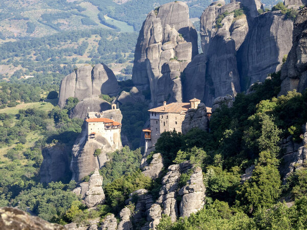 Метеора представляет собой скальное образование в Региональном подразделении Трикала в Фессалии, Греция. Это один из самых больших и крутых комплексов православных монастырей. Метеора включена в список ЮНЕСКО.