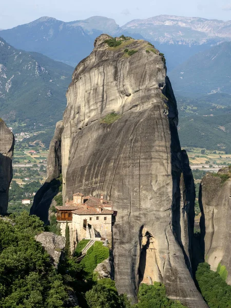 Meteora, Yunanistan 'ın Teselya Bölgesel Birimi' nde bulunan bir kaya oluşumudur. Doğu Ortodoks manastırlarının en büyük ve en dik yapılarından biridir. Meteora UNESCO listesine dahil edildi.