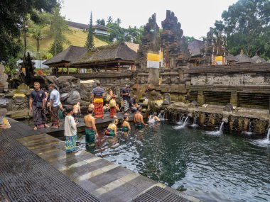 Bali 1 / 23 / 2024 Pura Tirta Empul 'da İSİ SÜRESİ TEMPLE, Arınma Töreni 1 / 23 / 2024