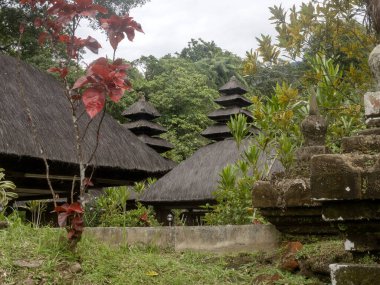 Pura Luhur Batukaru, Bali Endonezya 'nın zarif katlı çatıları.