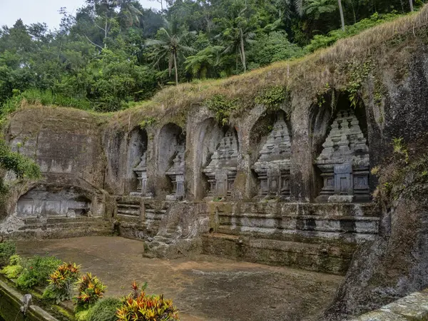 Gunung Kawi, Bali, Endonezya Kraliçelerinin mezarları