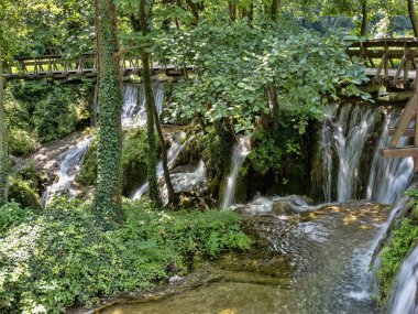 Plivsko jezero güzel çağlayanlardan oluşur. Bosna-Hersek