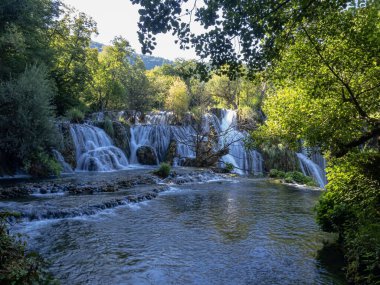 Martin Brod 'un güzel çağlayanlarında muhteşem şelaleler. Bosna-Hersek
