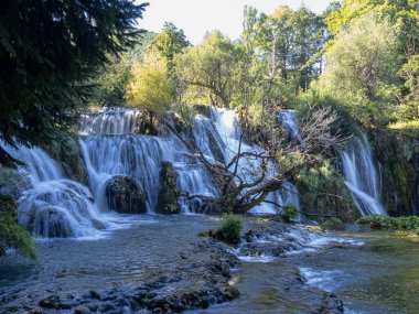 Martin Brod 'un güzel çağlayanlarında muhteşem şelaleler. Bosna-Hersek
