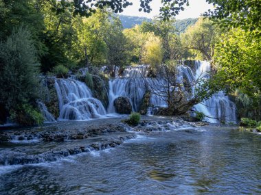 Martin Brod 'un güzel çağlayanlarında muhteşem şelaleler. Bosna-Hersek
