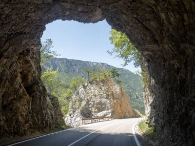 Karadağ 'da kayalara oyulmuş pek çok tünel var.