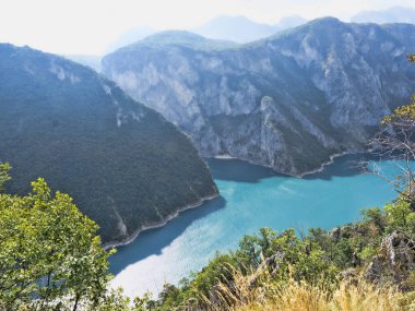 Karadağ 'daki güzel Piva Gölü derin bir vadide yatıyor.