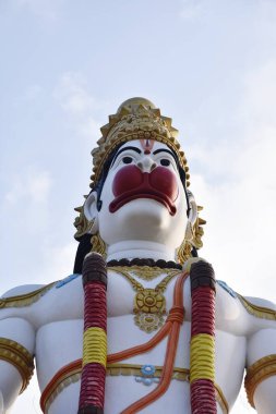 Hanuman, Tanrı Rama 'nın bir Hindu tanrısı ve tanrısal maymun (vanara) yoldaşıdır. Hanuman, Hint destanı Ramayana 'nın ana karakterlerinden biridir.