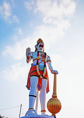 Hanuman, Tanrı Rama 'nın bir Hindu tanrısı ve tanrısal maymun (vanara) yoldaşıdır. Hanuman, Hint destanı Ramayana 'nın ana karakterlerinden biridir.