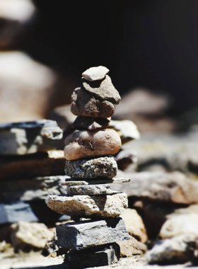 Kumsalda taş yığını