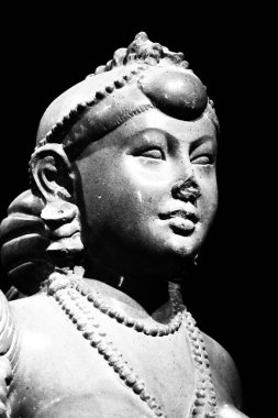 Antik bir taş heykel Didarganj Yakshi adında çıplak bir kadın