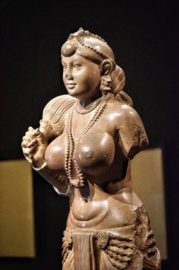 Antik bir taş heykel Didarganj Yakshi adında çıplak bir kadın