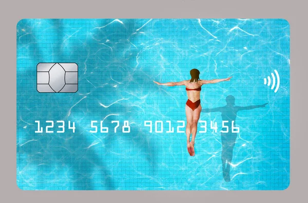 비키니를 카드로 수영장에서 워터로 다이빙하는 목격됐다 카드나 카드를 가지고 여행하는 — 스톡 사진