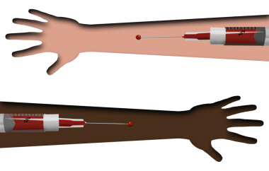Kan bağışları ve kan nakilleri burada şırıngalar, kan ve iki kolla gösteriliyor. Bu şeffaf bir arkaplanda.