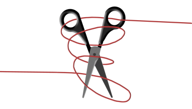 Bir makas, zor durumlardan kurtulmak için bağları koparma metaforu olabilecek bir ipe dolanır. Şeffaf arkaplan.