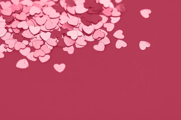 Праздничный Фон Пурпурным Металлическим Сердцем Форме Конфетти Скопируйте Место Текста — стоковое фото