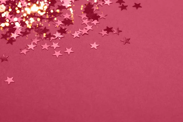 美丽的喜庆的洋红色背景与金属星形圆饼 圣诞节背景 复制空间为您的文字 2023年色彩趋势年 — 图库照片