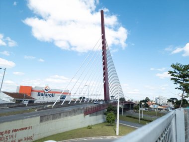İkonik kablo destekli köprü Curitiba, Brezilya 'da, aşağıdan görüldü.