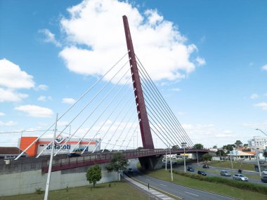 İkonik kablo destekli köprü Curitiba, Brezilya 'da, aşağıdan görüldü.