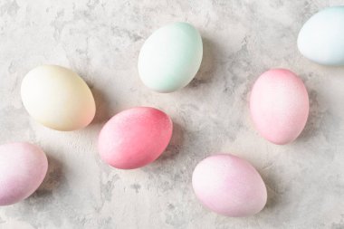 Paskalya yumurtaları köşegen. Açık gri arka planda renkli pastel boyalı yumurtalar. Düz yatıyordu,