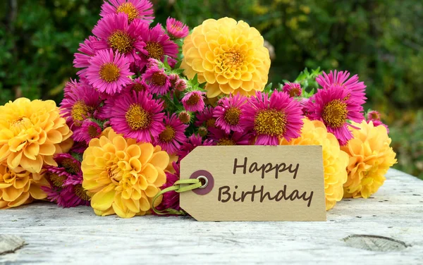 秋の花の花束と英語のテキストと誕生日カード Happy Birthday — ストック写真