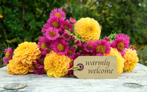 Cartão Saudação Com Buquê Flores Outono Texto Inglês Calorosamente Bem — Fotografia de Stock