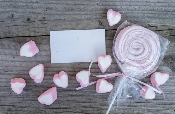 Karta Růžové Marshmallows Leží Dřevěné Desce — Stock fotografie