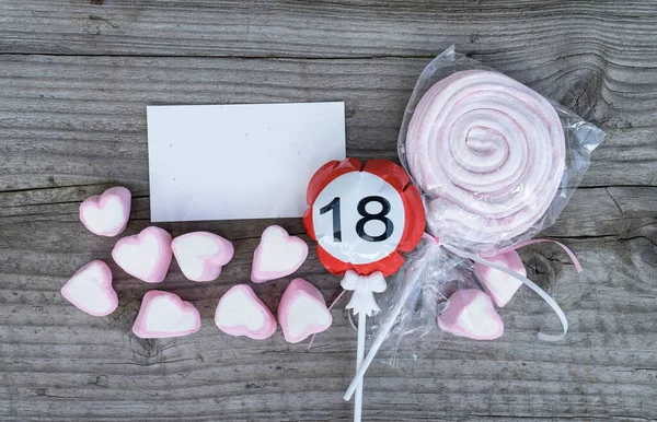 18岁生日快乐贺卡和粉色棉花糖躺在木板上 — 图库照片