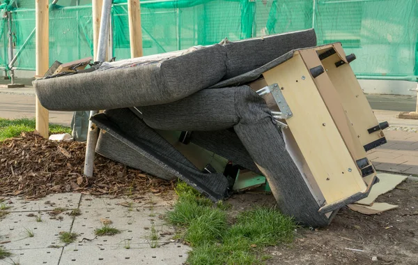 Tumpukan Sampah Besar Dengan Perabotan Tua Sisi Jalan — Stok Foto