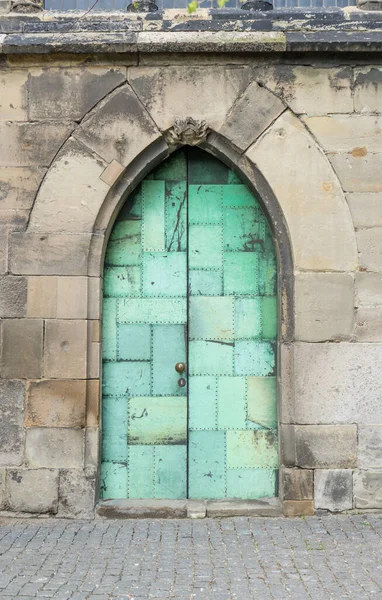 Magdeburg大教堂侧门 绿色铜板 — 图库照片