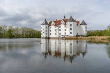Schloss Glcksburg Almanya 'nın kuzeyinde Schleswig-Holstein eyâletinde bir kale inşa etti.