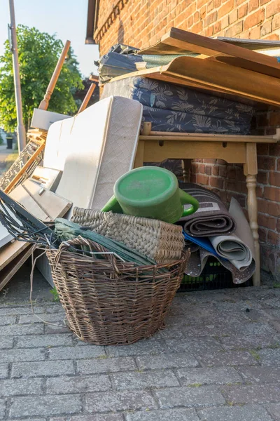 Tumpukan Sampah Besar Dengan Kasur Tempat Tidur Meja Dan Lemari — Stok Foto