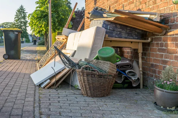 Tumpukan Sampah Besar Dengan Kasur Tempat Tidur Meja Dan Lemari — Stok Foto