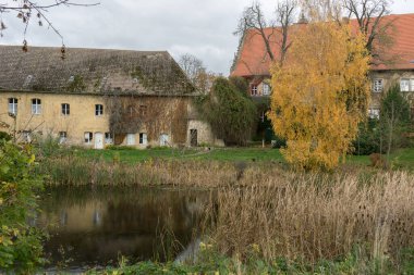 Egeln, Saksonya-Anhalt, Almanya 'daki demirli kalenin hendek ve çiftlik binaları