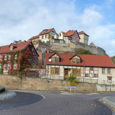 Quedlinburg, Saksonya-Anhalt, Almanya 'da Mnzberg' deki tarihi binalar